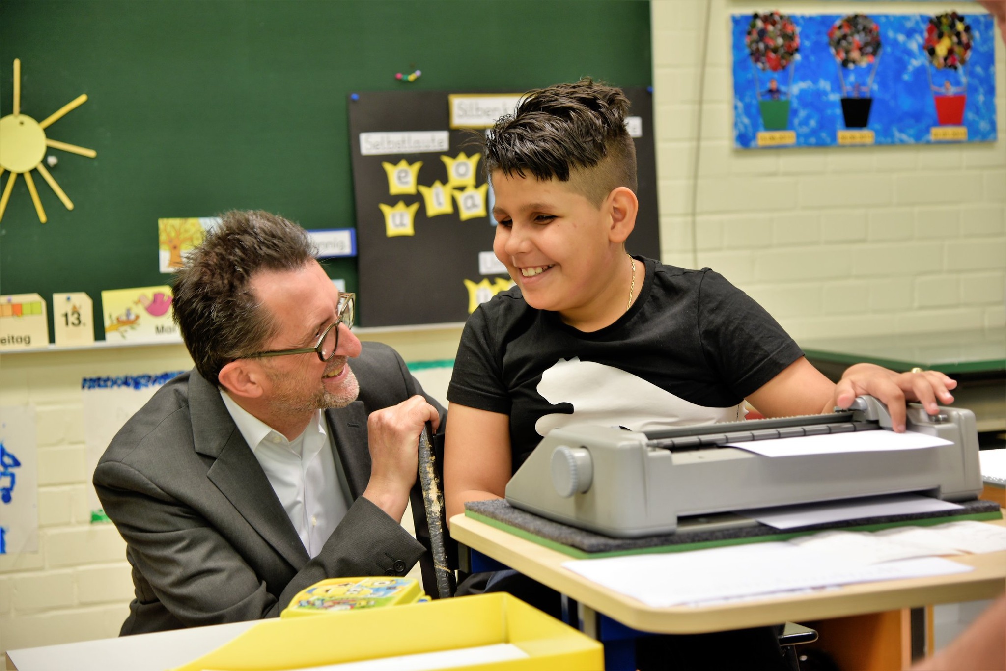 Minister%20Reinhold%20Jost%20mit%20blindem%20Sch%C3%BCler Minister%20Reinhold%20Jost%20mit%20blindem%20Sch%C3%BCler